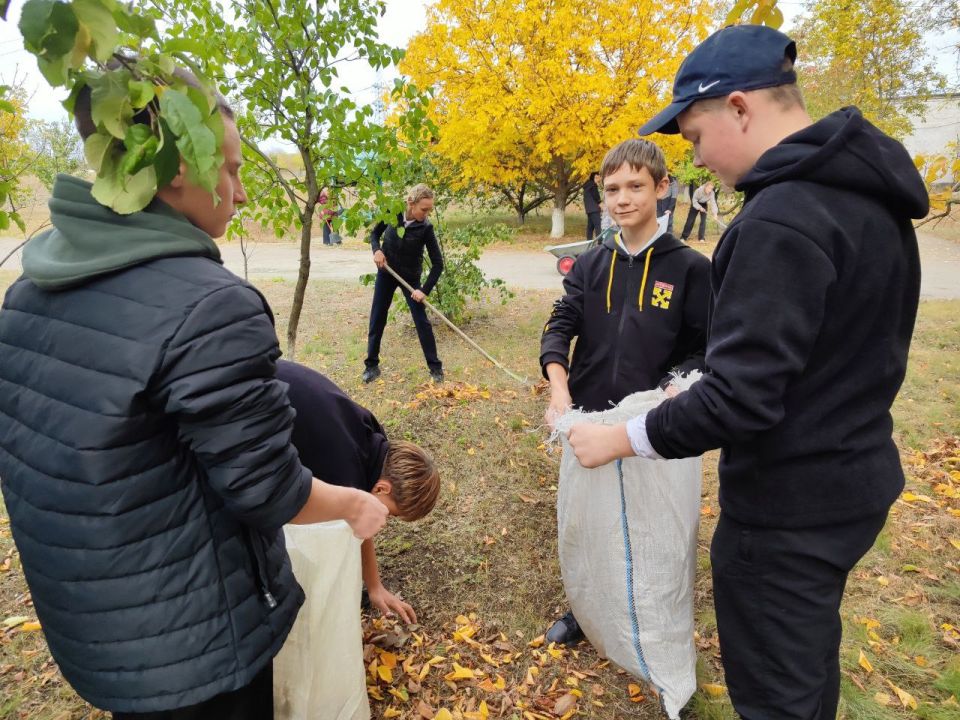 В Государственном бюджетном общеобразовательном учреждении «Основная школа №46 городского округа Макеевка» Донецкой Народной Республики Первичного отделения №540, состоялся субботник под девизом «Вместе сделаем мир вокруг... В Государственном бюджетном общеобразовательном учреждении «Основная школа №46 городского округа Макеевка» Донецкой Народной Республики Первичного отделения №540, состоялся субботник под девизом «Вместе сделаем мир вокруг...