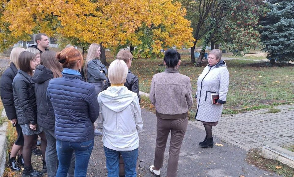 Сегодня, 10 октября, заместитель руководителя Управы Советского внутригородского района Администрации городского округа Макеевка Надежда Прокапович провела встречу с населением возле детской площадки по улице Гаврилова