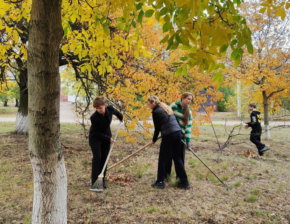 В Государственном бюджетном общеобразовательном учреждении «Основная школа №46 городского округа Макеевка» Донецкой Народной Республики Первичного отделения №540, состоялся субботник под девизом «Вместе сделаем мир вокруг... В Государственном бюджетном общеобразовательном учреждении «Основная школа №46 городского округа Макеевка» Донецкой Народной Республики Первичного отделения №540, состоялся субботник под девизом «Вместе сделаем мир вокруг...