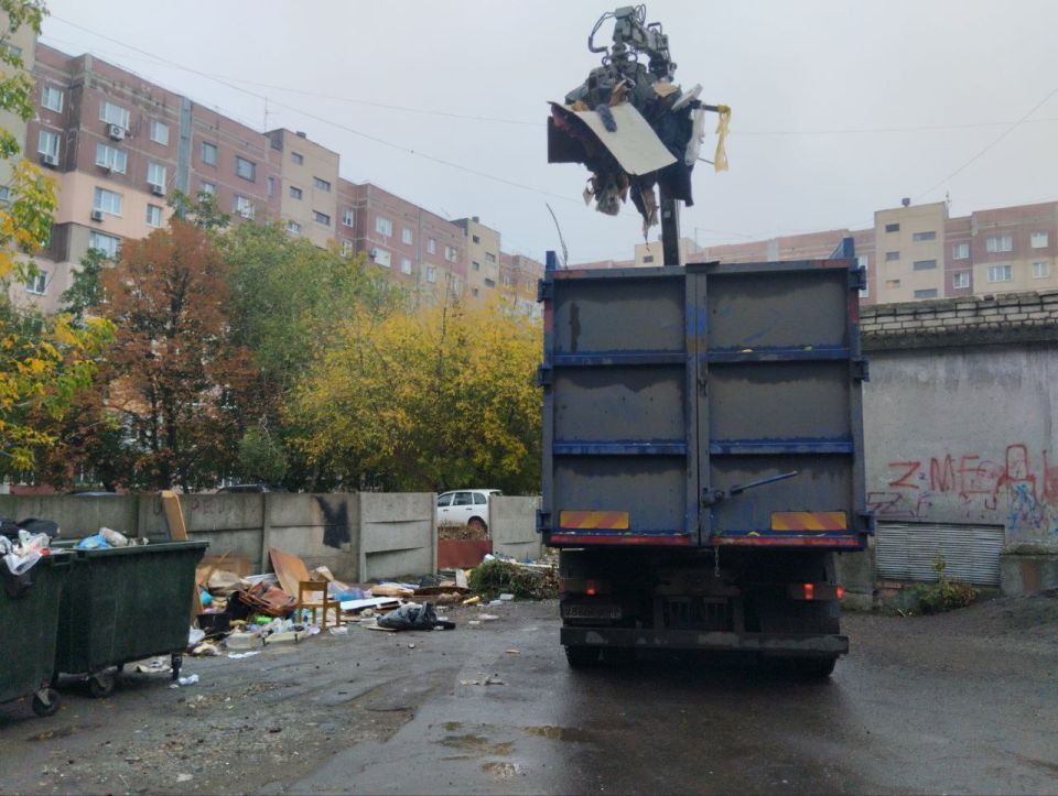 Сегодня, 10 октября с целью приведения территории в надлежащее санитарное состояние выполнены работы по вывозу крупногабаритных накоплений мусора на контейнерных площадках по адресам: ул. Ленина, д. 153, д. 155; кв-л Химик...