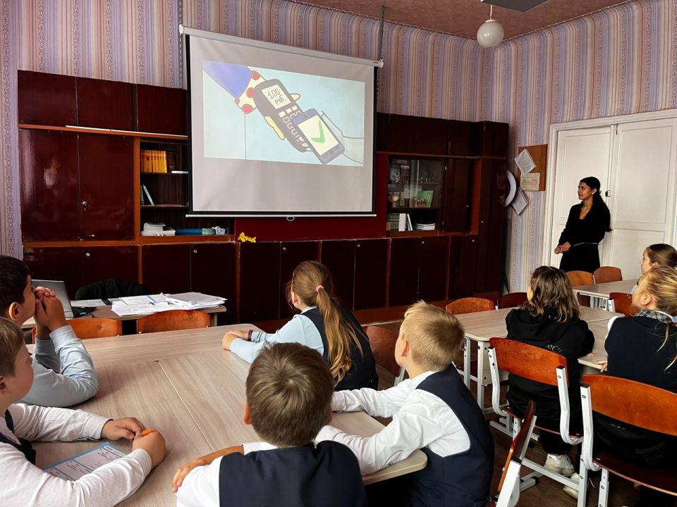 В рамках партийного проекта «Мир возможностей» в ГБОУ "СШ № 21 Г.О. МАКЕЕВКА" было проведено познавательное мероприятие «Осторожно! Мошенники!», организованное старшеклассницей Шишман Дарьей для ребят 5-А класса В рамках партийного проекта «Мир возможностей» в ГБОУ "СШ № 21 Г.О. МАКЕЕВКА" было проведено познавательное мероприятие «Осторожно! Мошенники!», организованное старшеклассницей Шишман Дарьей для ребят 5-А класса