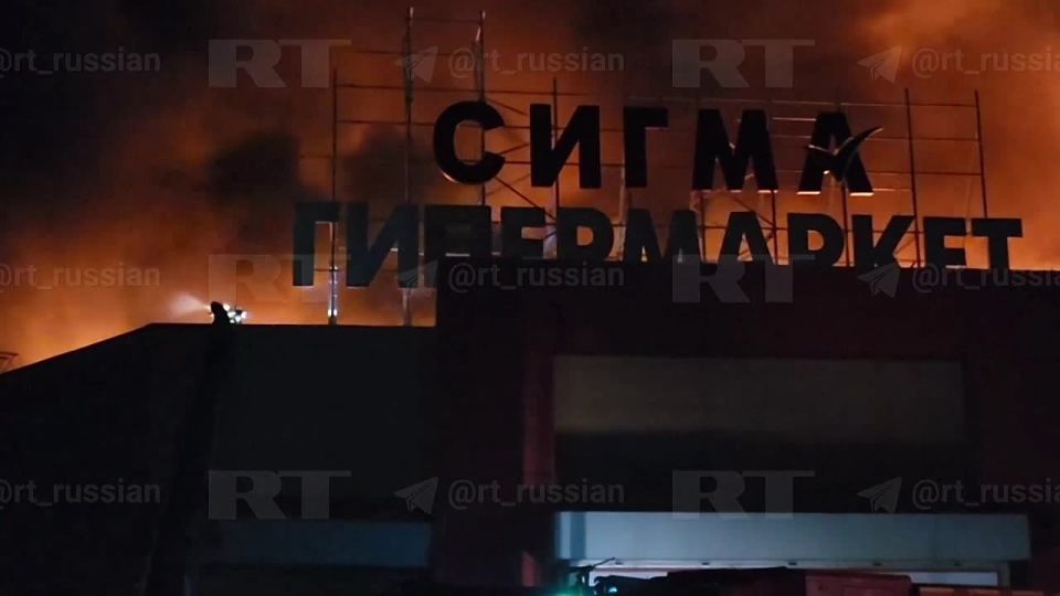 Гипермаркет в Макеевке (ДНР) выгорел практически полностью после атаки украинских БПЛА, передаёт военкор RT Виктор Мирошников @V_Mir404