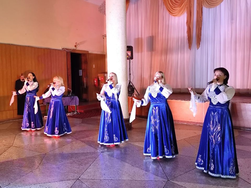 Среди множества праздников, отмечаемых нами, особое место принадлежит празднику Покрова Пресвятой Богородицы, который широко отмечается не только в церковных богослужениях, но и в народе Среди множества праздников, отмечаемых нами, особое место принадлежит празднику Покрова Пресвятой Богородицы, который широко отмечается не только в церковных богослужениях, но и в народе