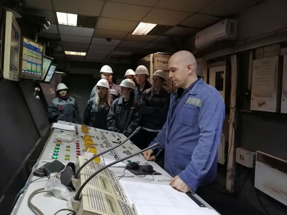 В рамках сотрудничества между ММЗ и учебными заведениями города на промплощадке завода прошла экскурсия для учащихся средней школы № 108 и студентов МТТК В рамках сотрудничества между ММЗ и учебными заведениями города на промплощадке завода прошла экскурсия для учащихся средней школы № 108 и студентов МТТК