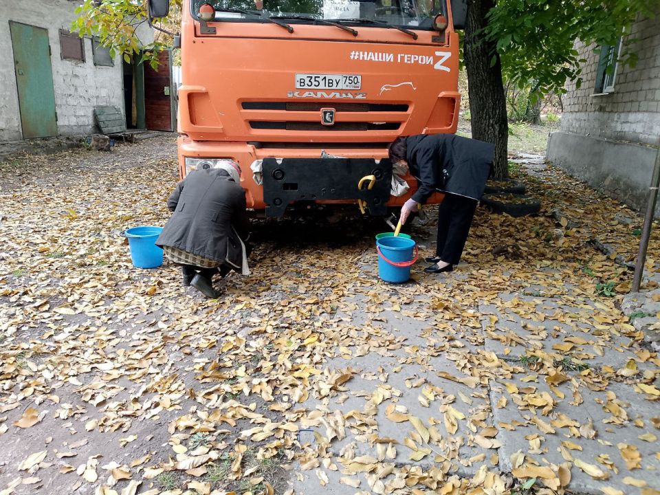 Для обеспечения водой жителей района Управой Кировского внутригородского района при поддержке региона-шефа Московская область ежедневно осуществляется подвоз воды для жителей домов, в которые в установленный графиком день не... Для обеспечения водой жителей района Управой Кировского внутригородского района при поддержке региона-шефа Московская область ежедневно осуществляется подвоз воды для жителей домов, в которые в установленный графиком день не...