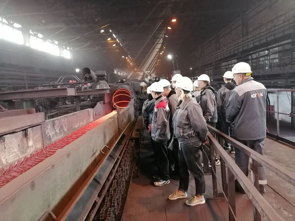 В рамках сотрудничества между ММЗ и учебными заведениями города на промплощадке завода прошла экскурсия для учащихся средней школы № 108 и студентов МТТК В рамках сотрудничества между ММЗ и учебными заведениями города на промплощадке завода прошла экскурсия для учащихся средней школы № 108 и студентов МТТК