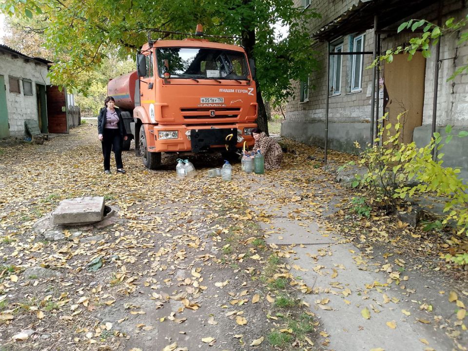 Для обеспечения водой жителей района Управой Кировского внутригородского района при поддержке региона-шефа Московская область ежедневно осуществляется подвоз воды для жителей домов, в которые в установленный графиком день не...