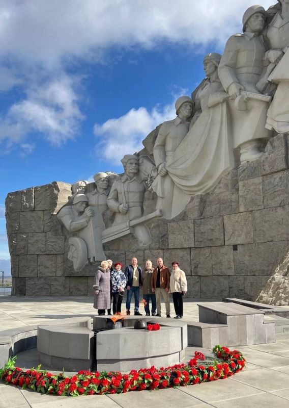 Депутаты Народного Совета ДНР Игорь Матрус и Павел Минаков организовали для активистов Совета ветеранов города Макеевки поездку в народный военно-исторический комплекс «Самбекские высоты» Депутаты Народного Совета ДНР Игорь Матрус и Павел Минаков организовали для активистов Совета ветеранов города Макеевки поездку в народный военно-исторический комплекс «Самбекские высоты»