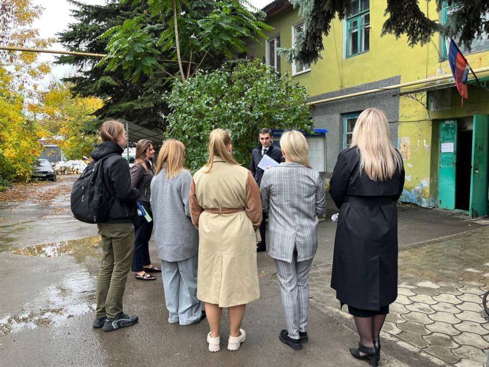 13 октября депутат Макеевского городского совета Сергей Зуев провел встречу с населением по адресу: г.о. Макеевка, г. Макеевка, ул. Панченко, д.51. ... 13 октября депутат Макеевского городского совета Сергей Зуев провел встречу с населением по адресу: г.о. Макеевка, г. Макеевка, ул. Панченко, д.51. ...