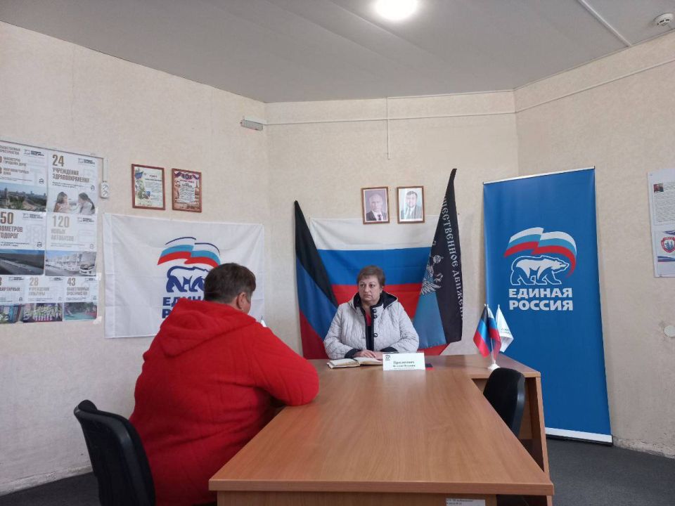 Сегодня, 13 октября, заместитель руководителя Управы Советского внутригородского района Администрации городского округа Макеевка Надежда Прокапович провела прием граждан в общественной приемной партии «Единая Россия»...