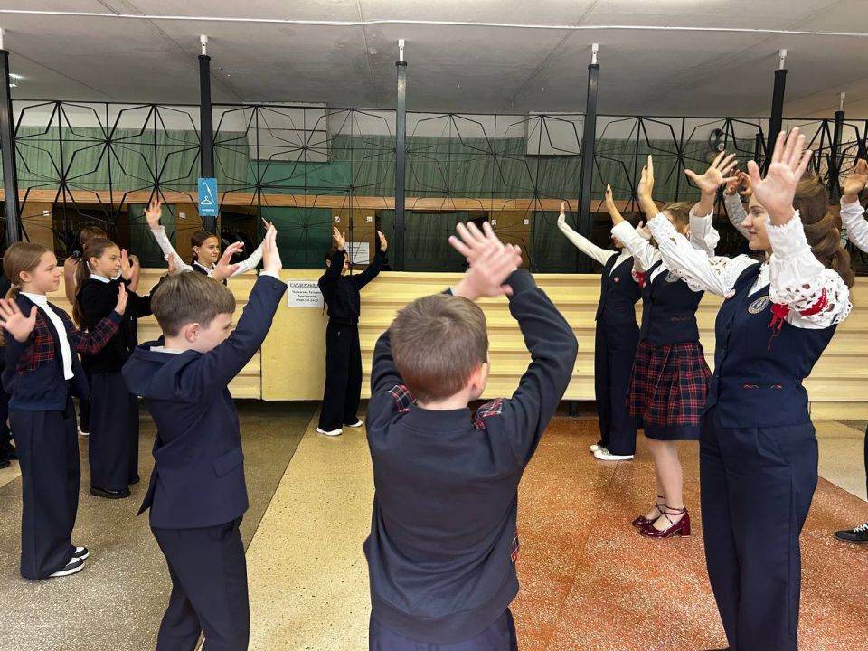 10 октября 2025 года, в рамках Республиканской акции «Учиться в Донбассе», проводимой по инициативе Главы Донецкой Народной Республики Пушилина Д.В., в рамках проекта «Дети детям», в общеобразовательных организациях... 10 октября 2025 года, в рамках Республиканской акции «Учиться в Донбассе», проводимой по инициативе Главы Донецкой Народной Республики Пушилина Д.В., в рамках проекта «Дети детям», в общеобразовательных организациях...