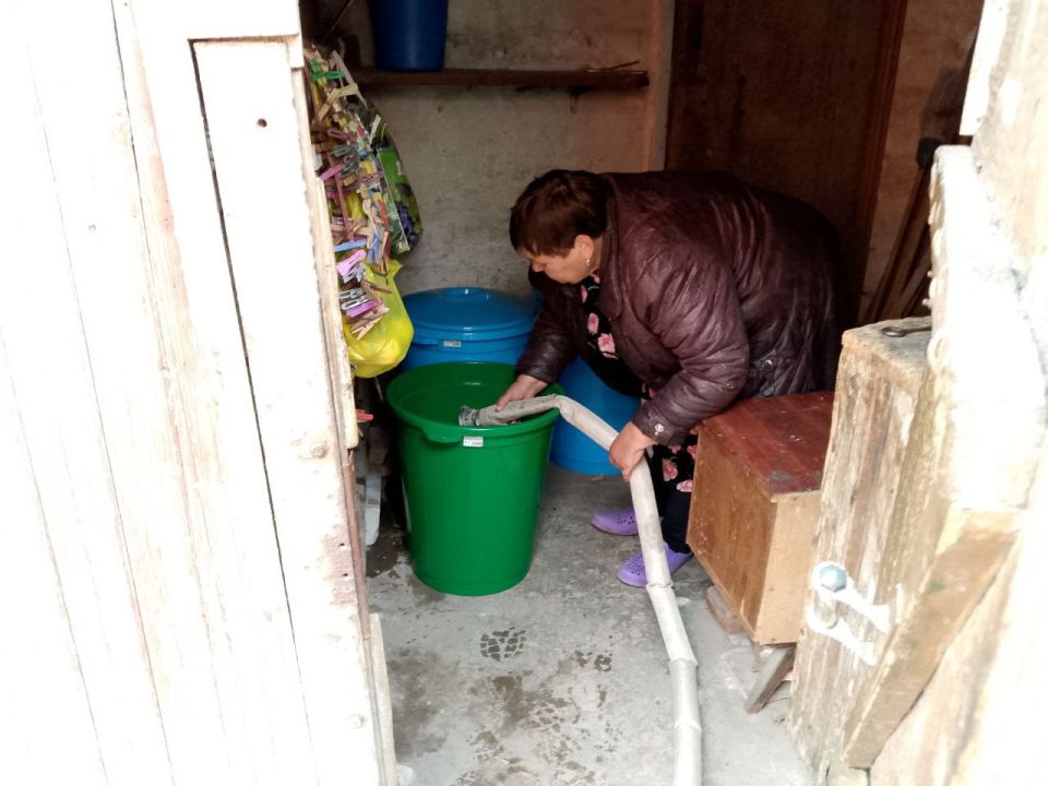 Для обеспечения водой жителей района Управой Кировского внутригородского района при поддержке региона-шефа Московская область ежедневно осуществляется подвоз воды для жителей домов, в которые в установленный графиком день не... Для обеспечения водой жителей района Управой Кировского внутригородского района при поддержке региона-шефа Московская область ежедневно осуществляется подвоз воды для жителей домов, в которые в установленный графиком день не...