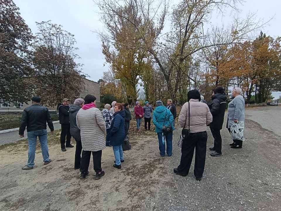 13 октября в Червоногвардейском районе состоялась встреча первого заместителя руководителя Управы Червоногвардейского внутригородского района Ирины Полищук с жителями жилого массива Калинина возле дома № 57 по улице Таганской 13 октября в Червоногвардейском районе состоялась встреча первого заместителя руководителя Управы Червоногвардейского внутригородского района Ирины Полищук с жителями жилого массива Калинина возле дома № 57 по улице Таганской