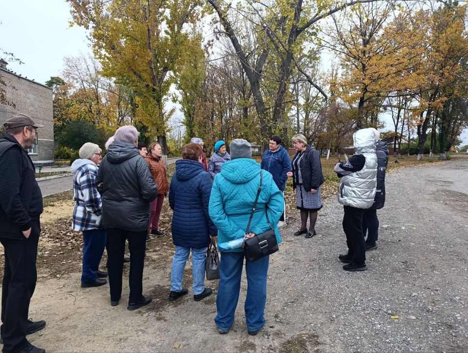 13 октября в Червоногвардейском районе состоялась встреча первого заместителя руководителя Управы Червоногвардейского внутригородского района Ирины Полищук с жителями жилого массива Калинина возле дома № 57 по улице Таганской 13 октября в Червоногвардейском районе состоялась встреча первого заместителя руководителя Управы Червоногвардейского внутригородского района Ирины Полищук с жителями жилого массива Калинина возле дома № 57 по улице Таганской