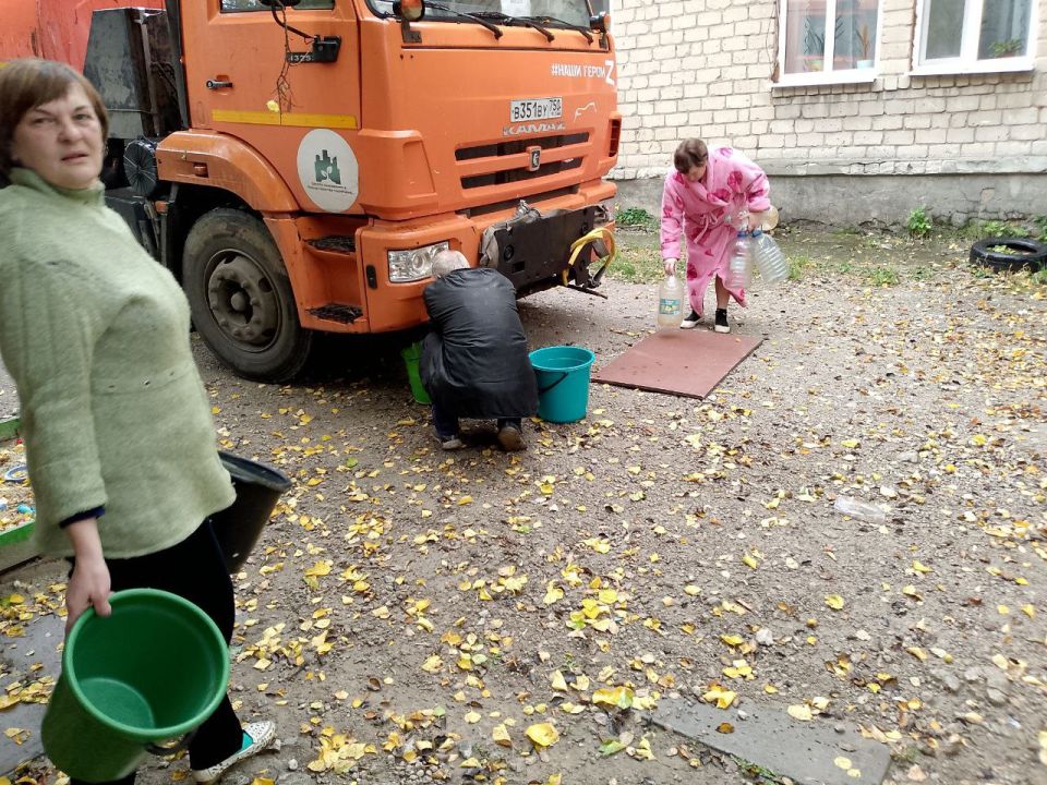 Для обеспечения водой жителей района Управой Кировского внутригородского района при поддержке региона-шефа Московская область ежедневно осуществляется подвоз воды для жителей домов, в которые в установленный графиком день не... Для обеспечения водой жителей района Управой Кировского внутригородского района при поддержке региона-шефа Московская область ежедневно осуществляется подвоз воды для жителей домов, в которые в установленный графиком день не...