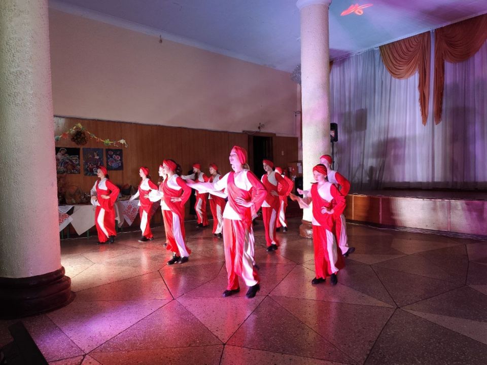 Среди множества праздников, отмечаемых нами, особое место принадлежит празднику Покрова Пресвятой Богородицы, который широко отмечается не только в церковных богослужениях, но и в народе Среди множества праздников, отмечаемых нами, особое место принадлежит празднику Покрова Пресвятой Богородицы, который широко отмечается не только в церковных богослужениях, но и в народе