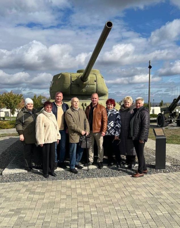 Депутаты Народного Совета ДНР Игорь Матрус и Павел Минаков организовали для активистов Совета ветеранов города Макеевки поездку в народный военно-исторический комплекс «Самбекские высоты» Депутаты Народного Совета ДНР Игорь Матрус и Павел Минаков организовали для активистов Совета ветеранов города Макеевки поездку в народный военно-исторический комплекс «Самбекские высоты»