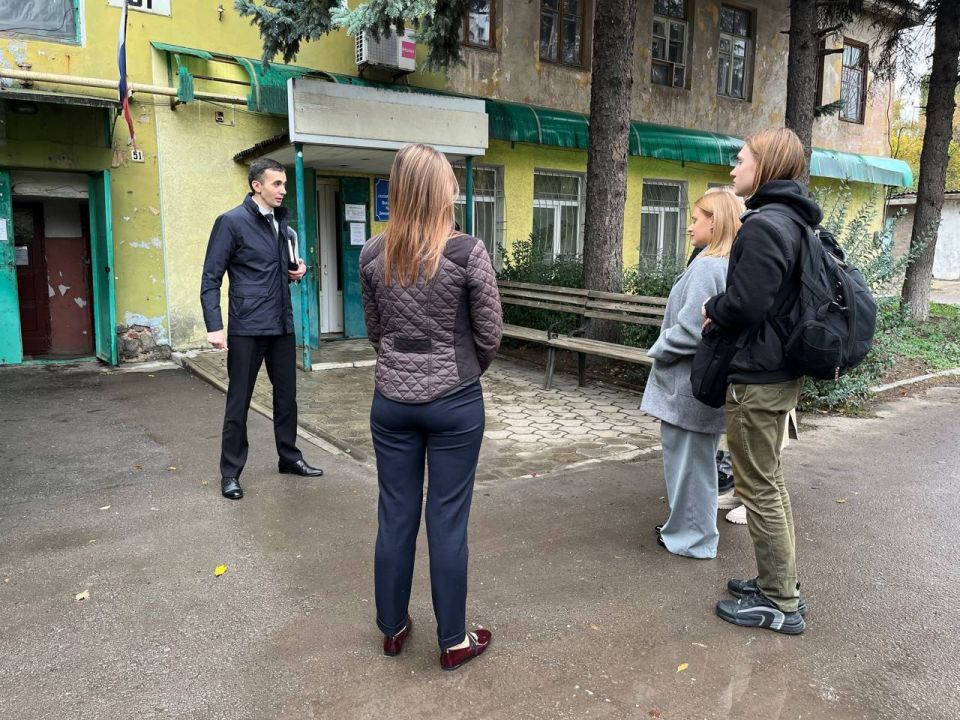 13 октября депутат Макеевского городского совета Сергей Зуев провел встречу с населением по адресу: г.о. Макеевка, г. Макеевка, ул. Панченко, д.51. ...