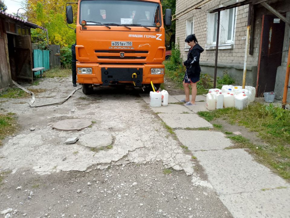 Для обеспечения водой жителей района Управой Кировского внутригородского района при поддержке региона-шефа Московская область ежедневно осуществляется подвоз воды для жителей домов, в которые в установленный графиком день не... Для обеспечения водой жителей района Управой Кировского внутригородского района при поддержке региона-шефа Московская область ежедневно осуществляется подвоз воды для жителей домов, в которые в установленный графиком день не...