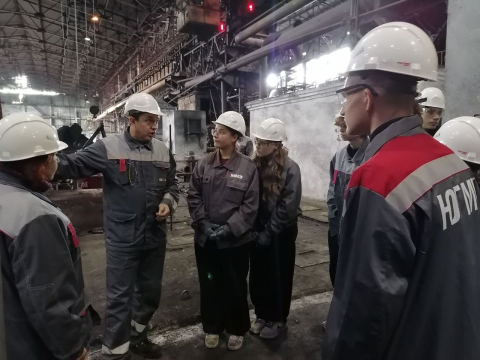 В рамках сотрудничества между ММЗ и учебными заведениями города на промплощадке завода прошла экскурсия для учащихся средней школы № 108 и студентов МТТК В рамках сотрудничества между ММЗ и учебными заведениями города на промплощадке завода прошла экскурсия для учащихся средней школы № 108 и студентов МТТК