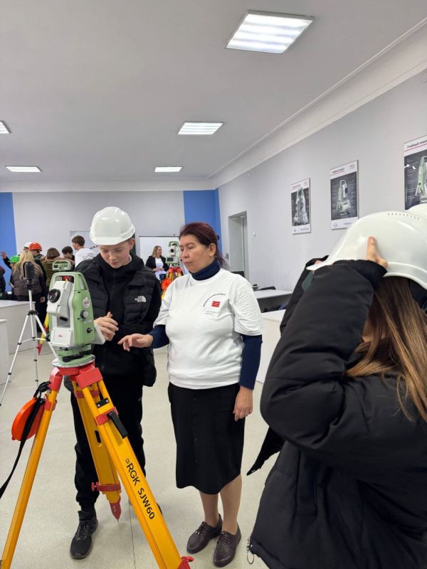 14 октября 2025 года в рамках Республиканской акции «Учиться в Донбассе», инициированной Главой ДНР, учащиеся 8-9 классов общеобразовательных организаций городского округа Макеевка приняли участие в Едином дне открытых... 14 октября 2025 года в рамках Республиканской акции «Учиться в Донбассе», инициированной Главой ДНР, учащиеся 8-9 классов общеобразовательных организаций городского округа Макеевка приняли участие в Едином дне открытых...