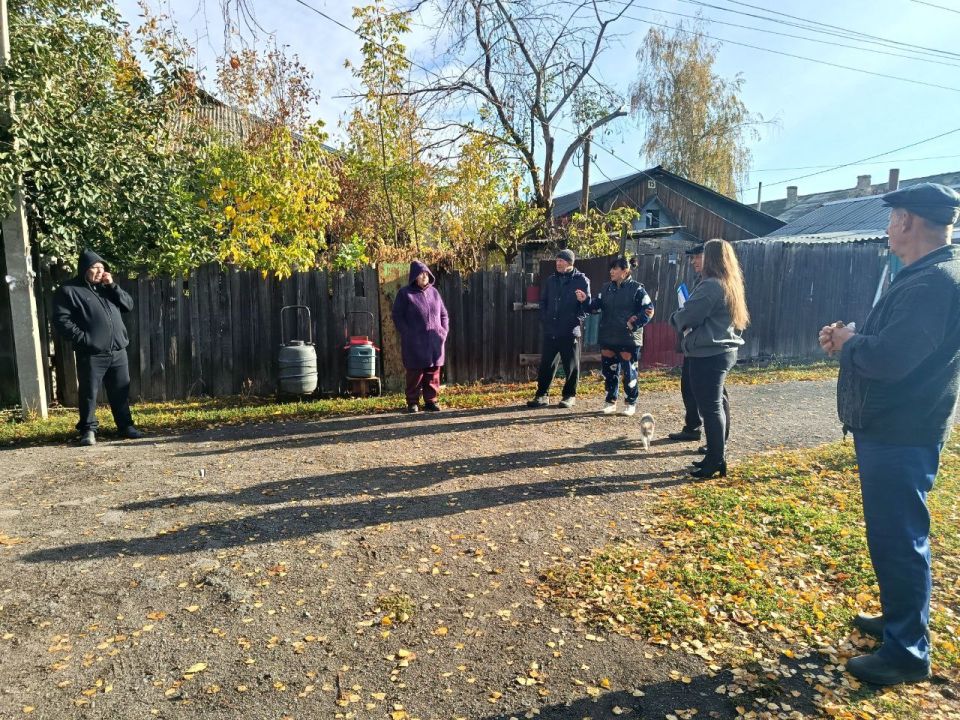 Сегодня, 14 октября, в Советском внутригородском районе депутат Макеевского городского совета первого созыва Алена Трякина провела встречу с жителями жилого массива шахты № 4-13 возле магазина