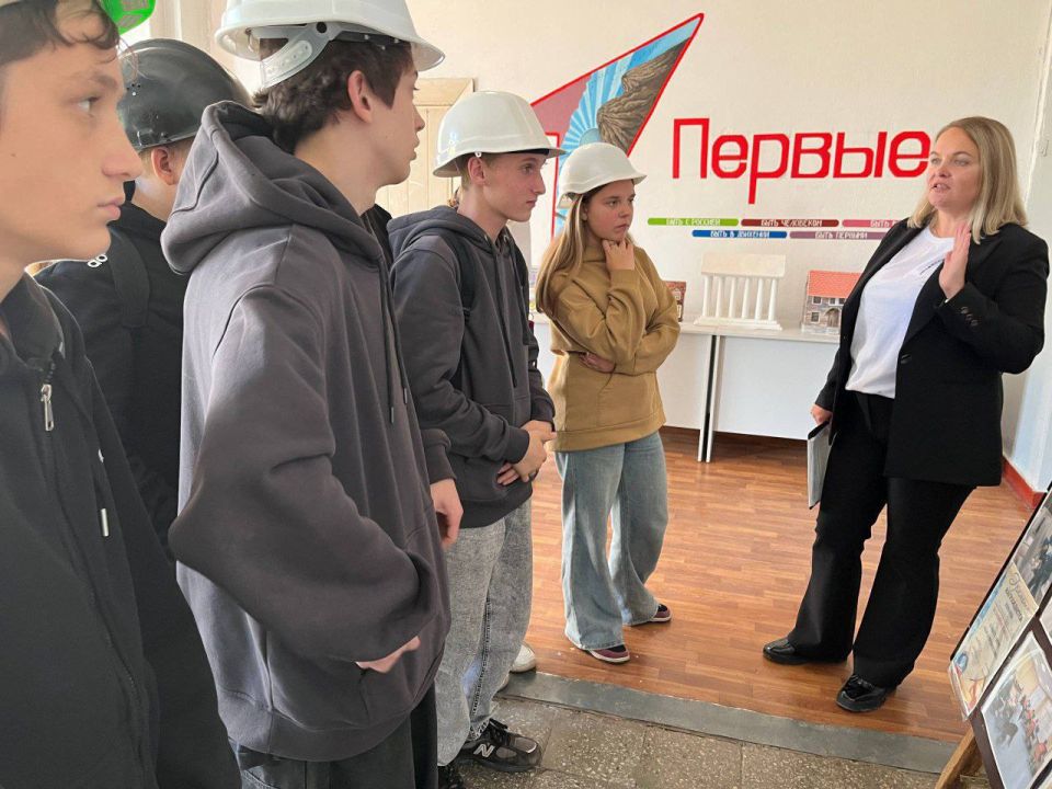 14 октября 2025 года в рамках Республиканской акции «Учиться в Донбассе», инициированной Главой ДНР, учащиеся 8-9 классов общеобразовательных организаций городского округа Макеевка приняли участие в Едином дне открытых... 14 октября 2025 года в рамках Республиканской акции «Учиться в Донбассе», инициированной Главой ДНР, учащиеся 8-9 классов общеобразовательных организаций городского округа Макеевка приняли участие в Едином дне открытых...