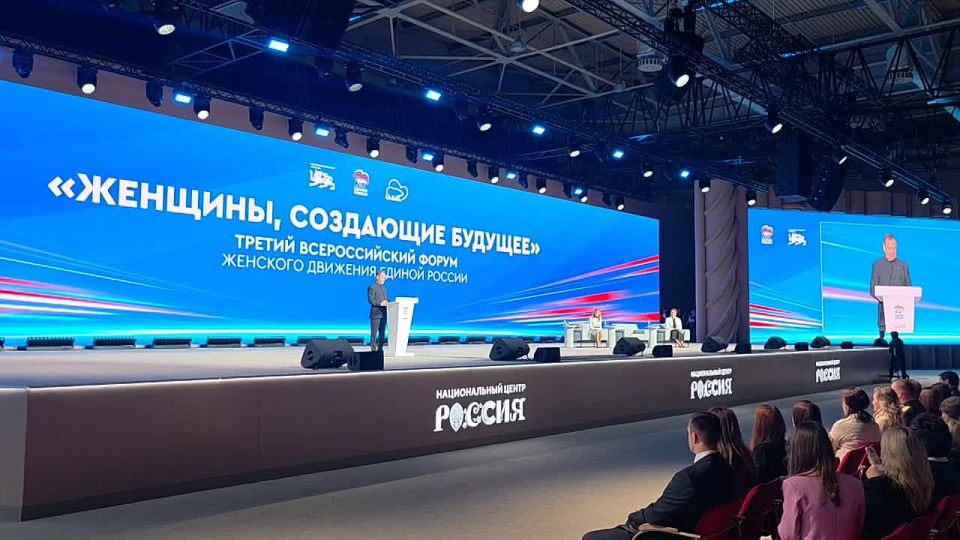 Александр Подгорный: Дмитрий Медведев отметил значение женских клубов, которые организует "Женское движение Единой России", в поддержке фронта