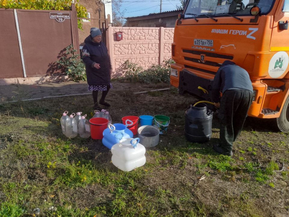 Для обеспечения водой жителей района Управой Кировского внутригородского района при поддержке региона-шефа Московская область ежедневно осуществляется подвоз воды для жителей домов, в которые в установленный графиком день не... Для обеспечения водой жителей района Управой Кировского внутригородского района при поддержке региона-шефа Московская область ежедневно осуществляется подвоз воды для жителей домов, в которые в установленный графиком день не...