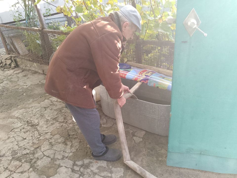 Для обеспечения водой жителей района Управой Кировского внутригородского района при поддержке региона-шефа Московская область ежедневно осуществляется подвоз воды для жителей домов, в которые в установленный графиком день не...
