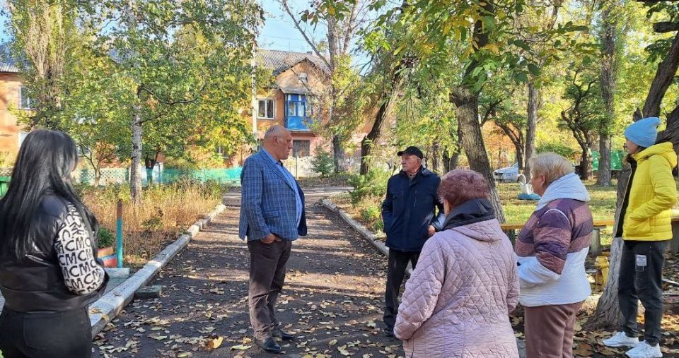 Сегодня, 14 октября, депутат Макеевского городского совета первого созыва Олег Венжега провел встречу с жителями Советского внутригородского района возле дома № 14 по улице Автомобильной