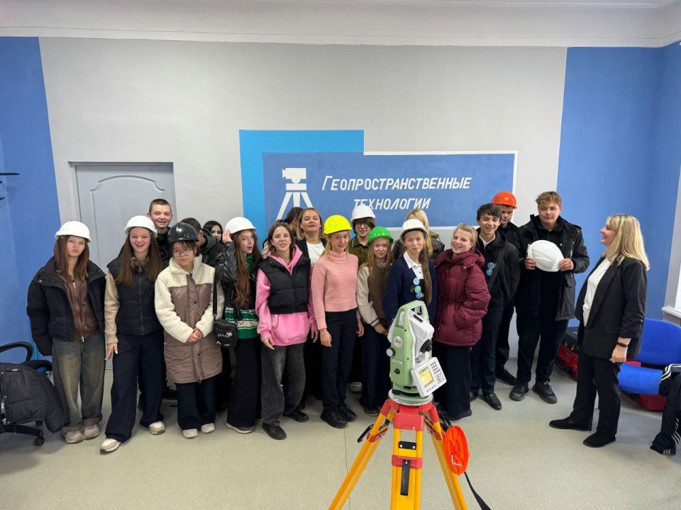 14 октября 2025 года в рамках Республиканской акции «Учиться в Донбассе», инициированной Главой ДНР, учащиеся 8-9 классов общеобразовательных организаций городского округа Макеевка приняли участие в Едином дне открытых... 14 октября 2025 года в рамках Республиканской акции «Учиться в Донбассе», инициированной Главой ДНР, учащиеся 8-9 классов общеобразовательных организаций городского округа Макеевка приняли участие в Едином дне открытых...