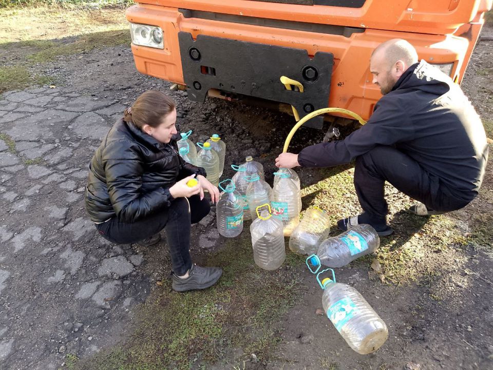 Для обеспечения водой жителей района Управой Кировского внутригородского района при поддержке региона-шефа Московская область ежедневно осуществляется подвоз воды для жителей домов, в которые в установленный графиком день не... Для обеспечения водой жителей района Управой Кировского внутригородского района при поддержке региона-шефа Московская область ежедневно осуществляется подвоз воды для жителей домов, в которые в установленный графиком день не...