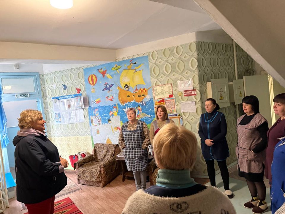 Сегодня, 14 октября, заместитель руководителя Управы Центрально-Городского внутригородского района Лариса Онищенко провела встречу с по адресу: г. Макеевка, кв-л Железнодорожный, д. 20 Сегодня, 14 октября, заместитель руководителя Управы Центрально-Городского внутригородского района Лариса Онищенко провела встречу с по адресу: г. Макеевка, кв-л Железнодорожный, д. 20