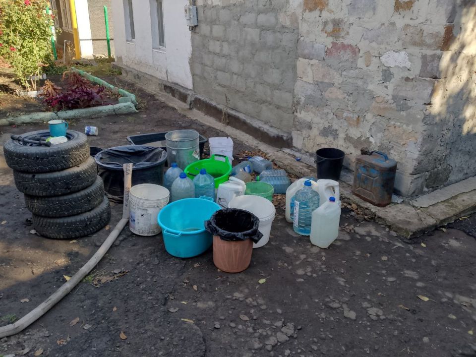 Для обеспечения водой жителей района Управой Кировского внутригородского района при поддержке региона-шефа Московская область ежедневно осуществляется подвоз воды для жителей домов, в которые в установленный графиком день не... Для обеспечения водой жителей района Управой Кировского внутригородского района при поддержке региона-шефа Московская область ежедневно осуществляется подвоз воды для жителей домов, в которые в установленный графиком день не...