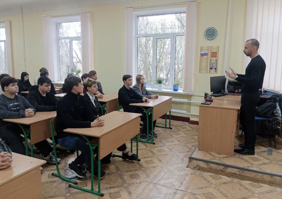 Ветеран боевых действий провел «Урок мужества» в Макеевском техникуме Ветеран боевых действий провел «Урок мужества» в Макеевском техникуме