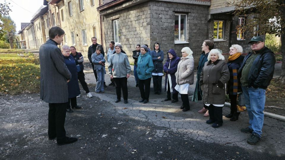 Сегодня, 15 октября, первый заместитель руководителя Управы Кировского внутригородского района Администрации городского округа Макеевка Донецкой Народной Республики Алексей Еськов провел встречу с жителями района на...