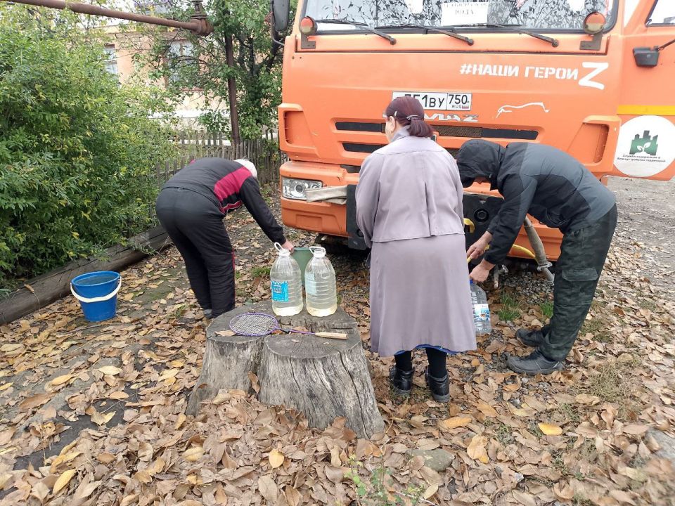 Для обеспечения водой жителей района Управой Кировского внутригородского района при поддержке региона-шефа Московская область ежедневно осуществляется подвоз воды для жителей домов, в которые в установленный графиком день не... Для обеспечения водой жителей района Управой Кировского внутригородского района при поддержке региона-шефа Московская область ежедневно осуществляется подвоз воды для жителей домов, в которые в установленный графиком день не...