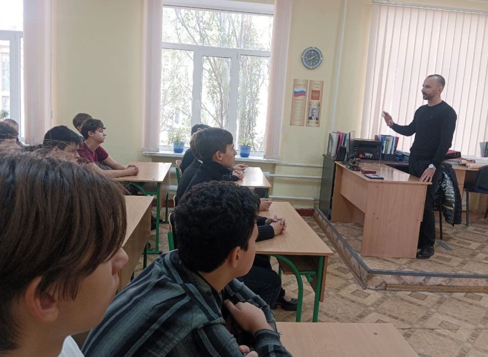 Ветеран боевых действий провел «Урок мужества» в Макеевском техникуме Ветеран боевых действий провел «Урок мужества» в Макеевском техникуме