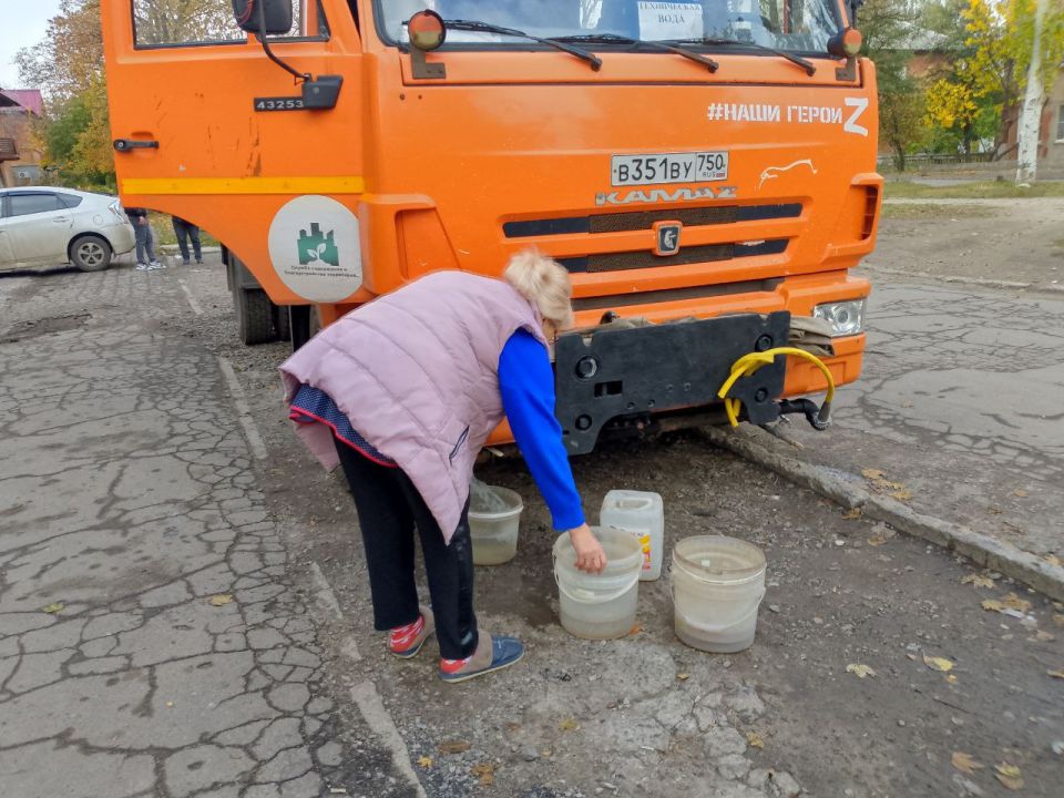Для обеспечения водой жителей района Управой Кировского внутригородского района при поддержке региона-шефа Московская область ежедневно осуществляется подвоз воды для жителей домов, в которые в установленный графиком день не... Для обеспечения водой жителей района Управой Кировского внутригородского района при поддержке региона-шефа Московская область ежедневно осуществляется подвоз воды для жителей домов, в которые в установленный графиком день не...