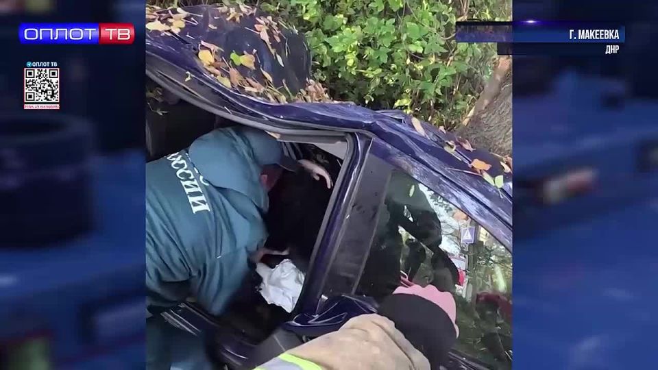 В Макеевке сотрудники МЧС спасли женщину из разбитой машины