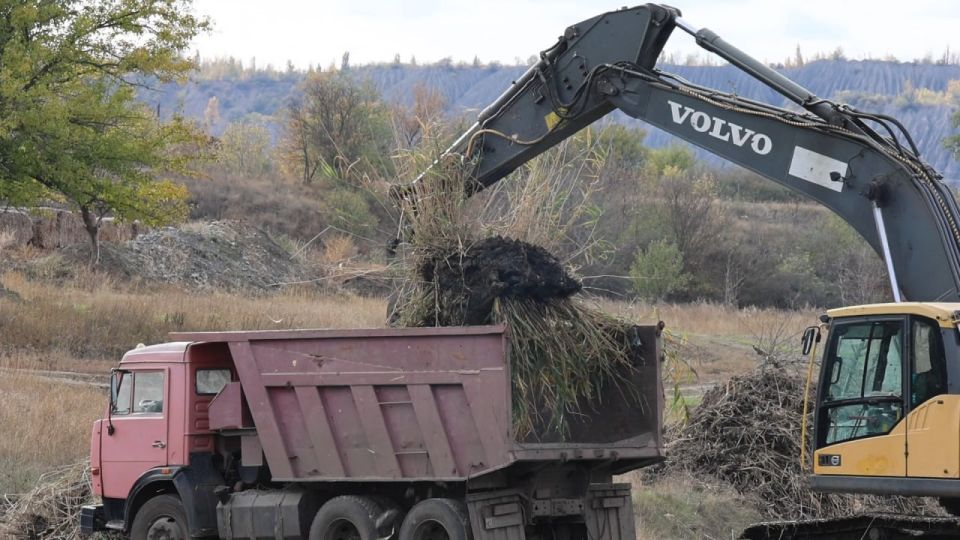 Александр Подгорный: Продолжаем расчистку реки Кальмиус от зарослей и мусора Александр Подгорный: Продолжаем расчистку реки Кальмиус от зарослей и мусора