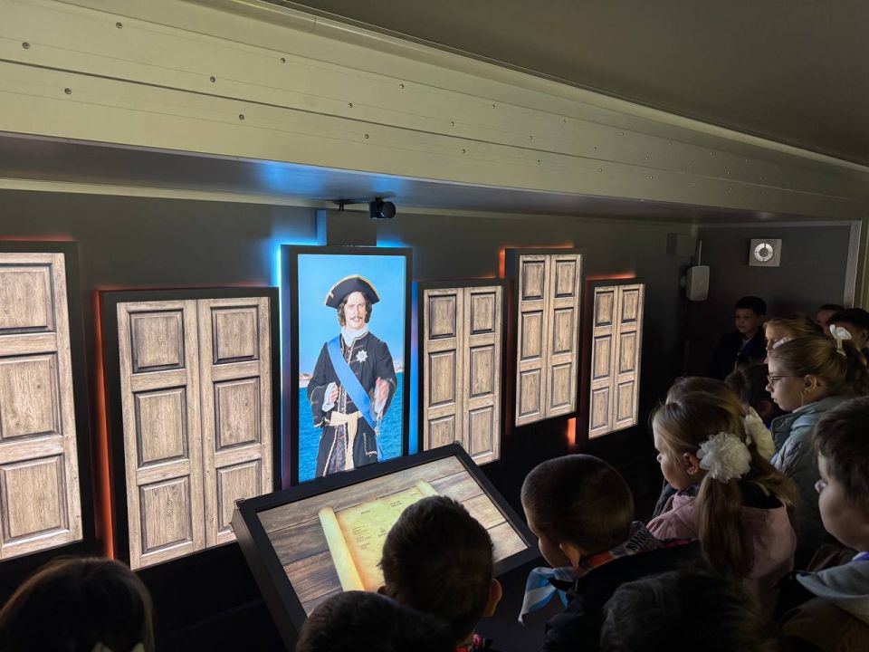 Учащиеся общеобразовательных организаций продолжают посещать экскурсии в уникальном мобильном историческом парке «Россия – Моя история» Учащиеся общеобразовательных организаций продолжают посещать экскурсии в уникальном мобильном историческом парке «Россия – Моя история»