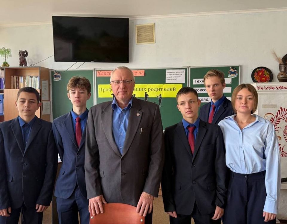 УЧИТЬСЯ В ДОНБАССЕ. В рамках республиканской акции «Учиться в Донбассе» в 9-Б классе ГБОУ "ЛИЦЕЙ №1 Г.О. МАКЕЕВКА" состоялась Классная встреча «Профессии наших родителей» с Никитиным Александром Витальевичем, главным... УЧИТЬСЯ В ДОНБАССЕ. В рамках республиканской акции «Учиться в Донбассе» в 9-Б классе ГБОУ "ЛИЦЕЙ №1 Г.О. МАКЕЕВКА" состоялась Классная встреча «Профессии наших родителей» с Никитиным Александром Витальевичем, главным...