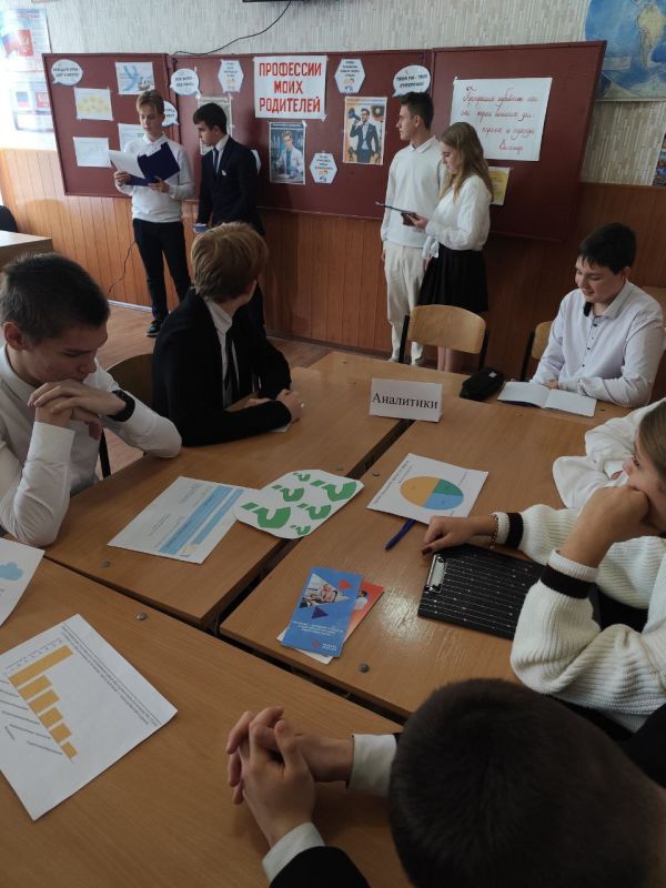 В рамках республиканской акции «Учиться в Донбассе» в 8-А и 11-А классах ГБОУ «СШ № 7 Г.О. МАКЕЕВКА» проведён классный час «Профессии моих родителей» В рамках республиканской акции «Учиться в Донбассе» в 8-А и 11-А классах ГБОУ «СШ № 7 Г.О. МАКЕЕВКА» проведён классный час «Профессии моих родителей»