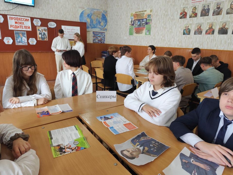 В рамках республиканской акции «Учиться в Донбассе» в 8-А и 11-А классах ГБОУ «СШ № 7 Г.О. МАКЕЕВКА» проведён классный час «Профессии моих родителей» В рамках республиканской акции «Учиться в Донбассе» в 8-А и 11-А классах ГБОУ «СШ № 7 Г.О. МАКЕЕВКА» проведён классный час «Профессии моих родителей»