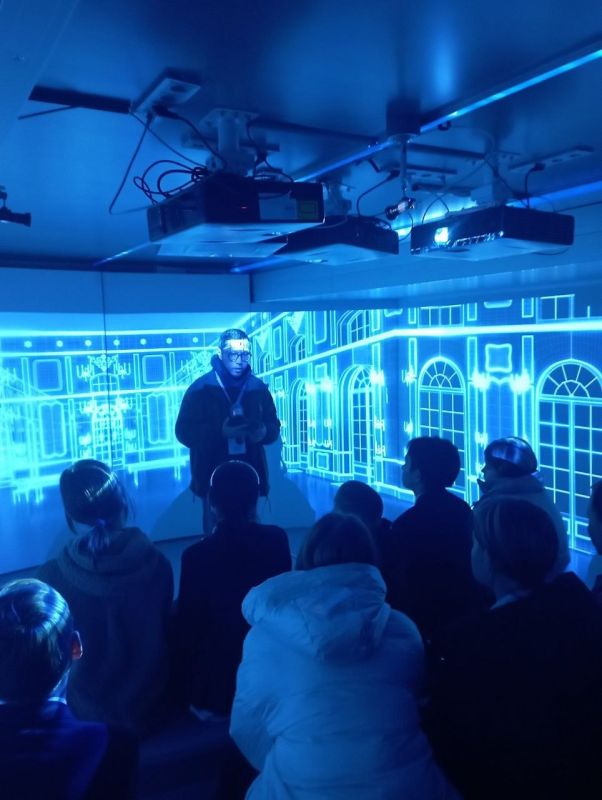 Учащиеся общеобразовательных организаций продолжают посещать экскурсии в уникальном мобильном историческом парке «Россия – Моя история» Учащиеся общеобразовательных организаций продолжают посещать экскурсии в уникальном мобильном историческом парке «Россия – Моя история»