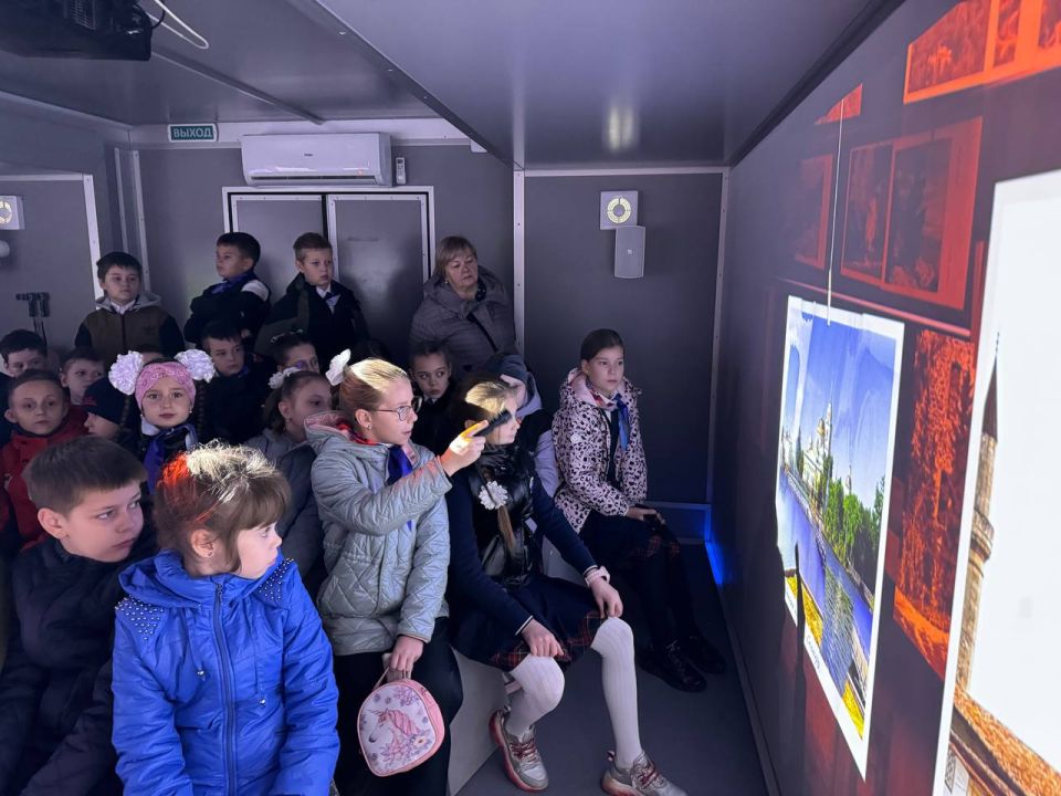 Учащиеся общеобразовательных организаций продолжают посещать экскурсии в уникальном мобильном историческом парке «Россия – Моя история» Учащиеся общеобразовательных организаций продолжают посещать экскурсии в уникальном мобильном историческом парке «Россия – Моя история»