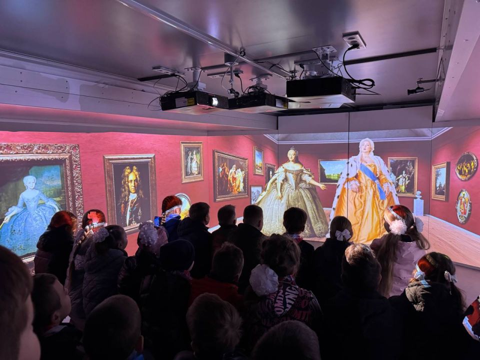 Учащиеся общеобразовательных организаций продолжают посещать экскурсии в уникальном мобильном историческом парке «Россия – Моя история» Учащиеся общеобразовательных организаций продолжают посещать экскурсии в уникальном мобильном историческом парке «Россия – Моя история»