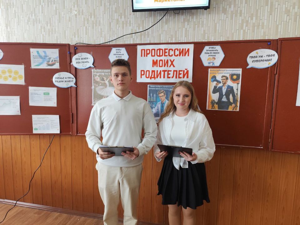 В рамках республиканской акции «Учиться в Донбассе» в 8-А и 11-А классах ГБОУ «СШ № 7 Г.О. МАКЕЕВКА» проведён классный час «Профессии моих родителей» В рамках республиканской акции «Учиться в Донбассе» в 8-А и 11-А классах ГБОУ «СШ № 7 Г.О. МАКЕЕВКА» проведён классный час «Профессии моих родителей»